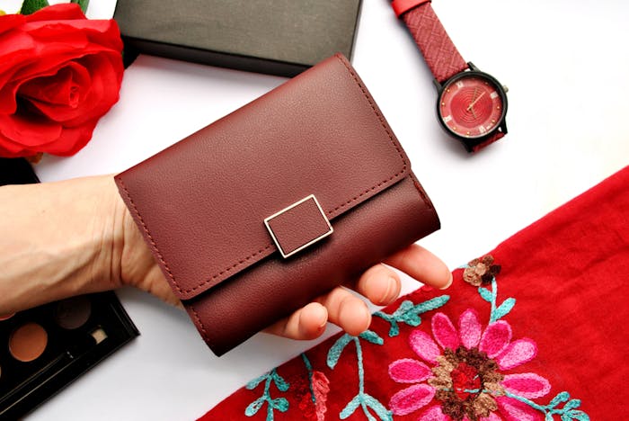 彼女に贈るブランド財布の誕生日プレゼント15選｜二つ折り・長財布の人気ギフトを紹介 | Smartlog