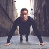 タイプライタープッシュアップのやり方。筋トレ効果が高い腕立て伏せメニューとは?