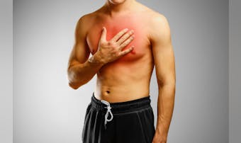 大胸筋の筋肉痛への対処法｜筋トレをやめるべき理由&治らない原因を解説