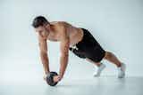 背筋に効果的な腹筋ローラーメニュー。アブローラーで背中の筋肉を鍛えるには？
