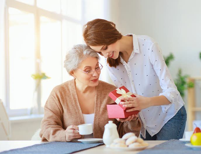 年配の女性がもらって嬉しいプレゼント 感謝の気持ちが伝わる人気ギフトを大公開 Smartlog