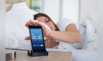 絶対起きれる目覚まし時計アプリ6選...