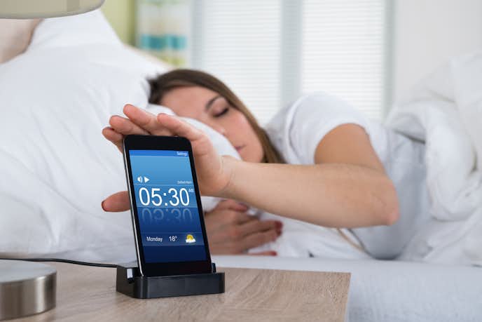 絶対起きれる目覚まし時計アプリ7選｜寝坊しなくなる人気アプリを大公開！ | Smartlog
