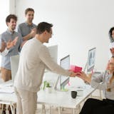 会社の人に贈る結婚祝いのプレゼント|先輩上...