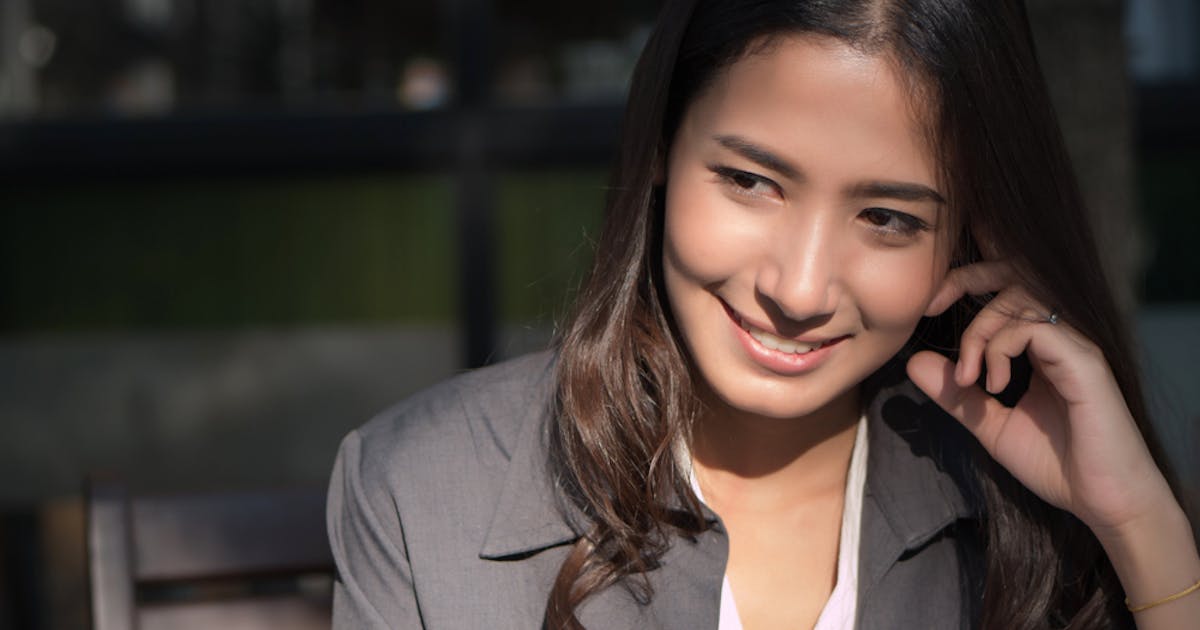 目をそらすのは脈ありの証拠 目が合ってすぐに逸らす人の心理を解説 Smartlog 目をそらすのは脈ありの証拠 目が合ってすぐに逸らす人の心理を解説 Smartlog