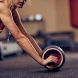 腹筋ローラーは腕の筋肉も刺激される!腕が痛い原因&きつくならない使い方を解説!