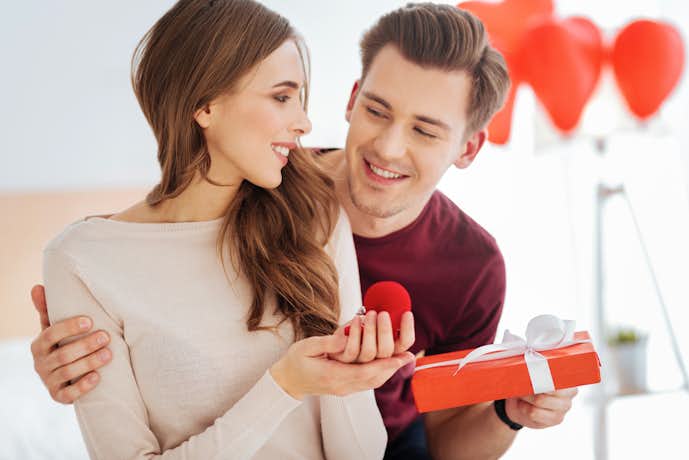 プロポーズにおすすめのプレゼント特集21 婚約を申し込む時に彼女が喜ぶギフトとは Smartlog