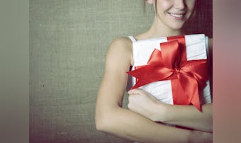 【送別会】30代女性が喜ぶプレゼント特集｜退職祝いにおすすめのギフトとは？