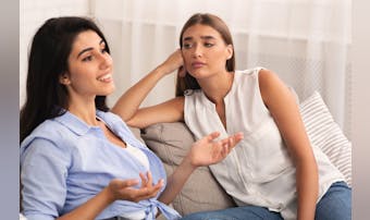 ひけらかす人の心理&特徴とは?自慢...