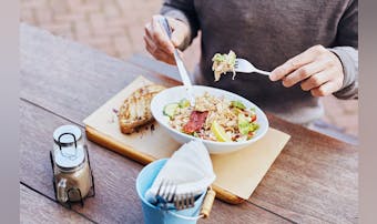 サラダチキンが筋肉増強におすすめの理由｜筋トレ効果を上げる食べ方を詳しく解説