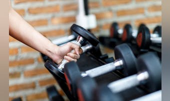ダンベル1つで行う大胸筋の筋トレメ...