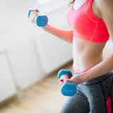 女性向けダンベルの筋トレメニュー。簡単に自宅で出来る効果的なトレーニング方法とは?