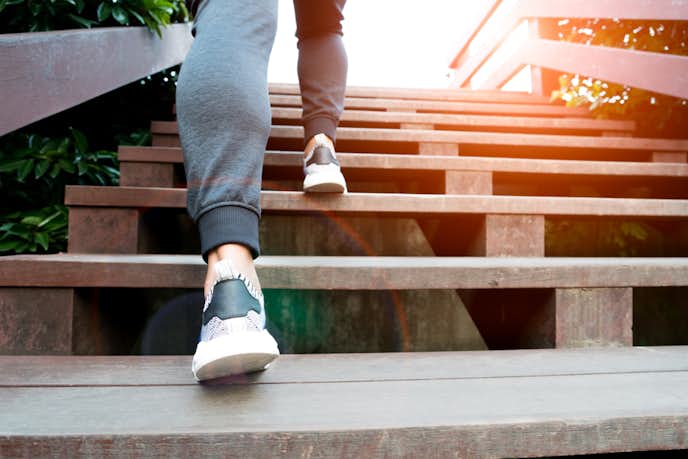 散歩ダイエットの効果を高めるコツ｜坂道や階段を使う