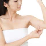 二の腕が太い原因｜ぶよぶよの腕回りを細くする効果的なトレーニングとは？
