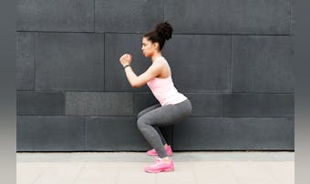 壁スクワットの効果的なやり方。筋ト...