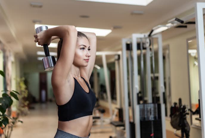 二の腕痩せに効果的なダンベルトレーニング 女性向けの筋トレメニューを解説 Smartlog