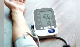 家庭用の血圧計おすすめランキング15選｜オムロンなど人気メーカーの商品を徹底比較！