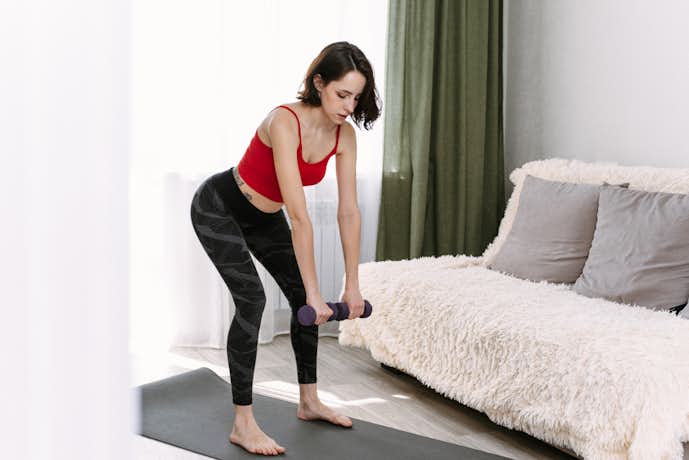 女性 大胸筋のダンベルトレーニング 自宅で出来る効果的な筋トレメニューとは Smartlog
