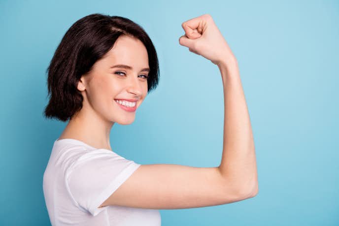 女性向け二の腕痩せに効果的な筋トレメニュー 腕を細くする簡単なトレーニングとは Smartlog