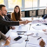 見て見ぬふりをする心理とは?ついつい傍観者...