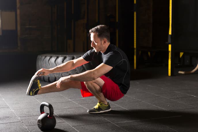 ピストルスクワットの効果的なやり方 片足で行う下半身の筋トレ方法とは 自重トレーニング大全 By Smartlog ピストルスクワットの効果的なやり方 片足で行う下半身の筋トレ方法とは 自重トレーニング大全 By Smartlog