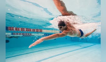 水泳で筋肉はつくの?筋トレ効果を高...