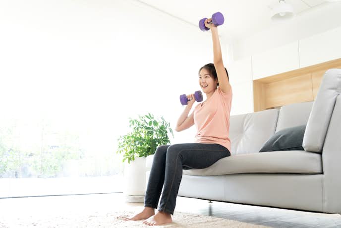 二の腕痩せに効果的なダンベルトレーニング 女性向けの筋トレメニューを解説 Smartlog