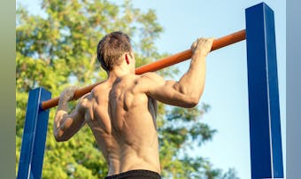 懸垂は三角筋に効果的？肩の筋肉を効率よく鍛えられる筋トレの方法とは？