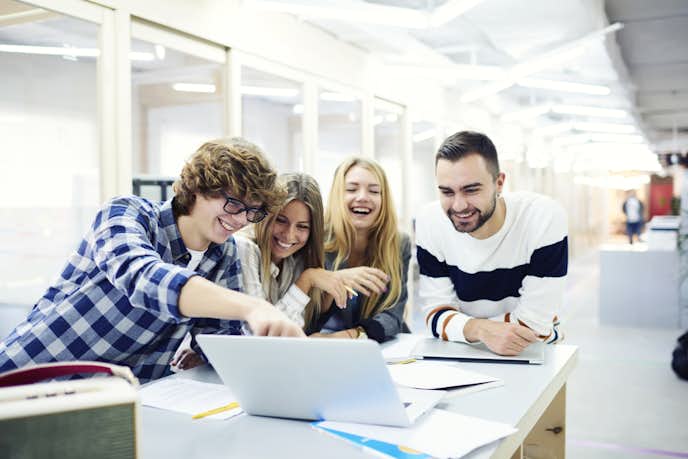 人気者の魅力的な12の特徴とは 話の中心にいる人気者になる方法を解説 Smartlog 人気者の魅力的な12の特徴とは 話の中心にいる人気者になる方法を解説 Smartlog