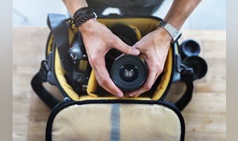 スリングバッグの人気おすすめ10選｜カメラを収納できる便利なアイテムとは
