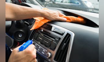 自動車内の消臭方法とは？嫌な臭いを除去するおすすめのやり方を徹底解説！