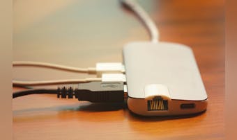 セルフパワー型USBハブのおすすめ4選。充電や配線に役立つ人気商品を解説！