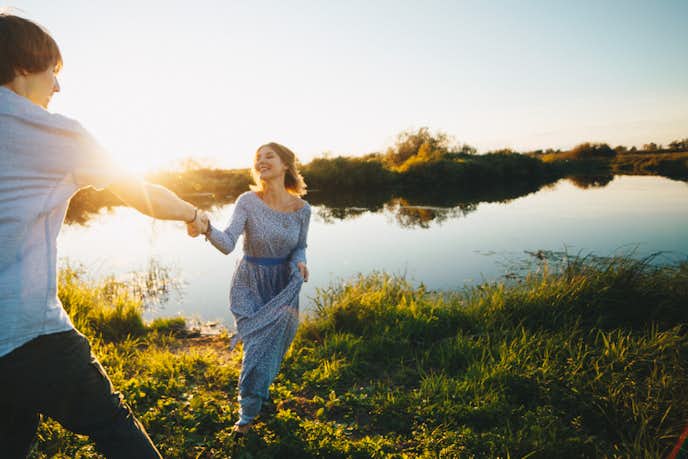 付き合ってない女性の手を握る男性心理 好意がある手の握り方とは Smartlog