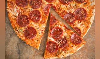 冷凍ピザのおすすめ16選。スーパーで買える市販品＆電子レンジ可能な食品も紹介！