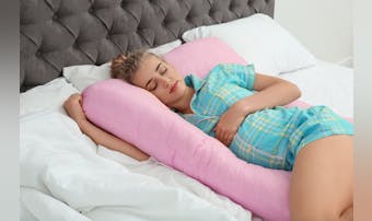 抱き枕式授乳クッションのおすすめ9選｜妊娠中から使える人気グッズとは