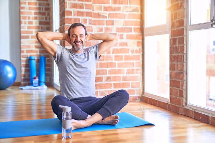 背中の痛みを軽減するストレッチ集 誰でも出来る簡単な柔軟体操8選 Smartlog