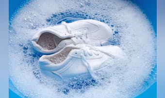 靴用洗剤のおすすめランキング9選。シューズの泥汚れや黄ばみを綺麗にする市販品を比較