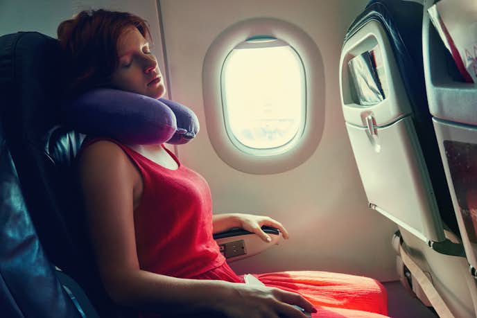 飛行機内でおすすめのネックピローランキング 長時間でも快適な人気枕を比較 Smartlog