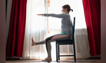 座りながらできる筋トレ集。椅子に座...
