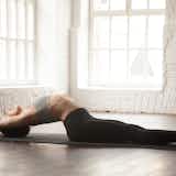 寝ながら出来る腰痛対策ストレッチ集｜痛みを軽減する寝たまま柔軟体操8選