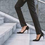 立ったままできる筋トレ。立ち仕事の合間にできる効果的なトレーニング方法とは?