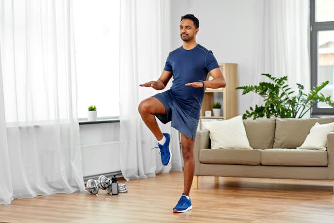 立ったまま出来る効果的な筋トレメニュー 立ち仕事でも簡単なトレーニング方法とは Smartlog 立ったまま出来る効果的な筋トレメニュー 立ち仕事でも簡単なトレーニング方法とは Smartlog