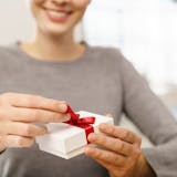 後輩女性におすすめのプレゼント特集。年下女...