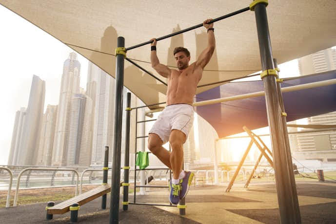 懸垂で腹筋を鍛えるトレーニング方法 お腹の筋肉を引き締める効果的な筋トレメニュー 自重トレーニング大全 By Smartlog