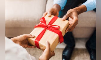 高校生がもらって嬉しい誕生日プレゼント特集 女子 男子別に人気ギフトを大公開 Smartlog 高校生がもらって嬉しい誕生日プレゼント特集 女子 男子別に人気ギフトを大公開 Smartlog