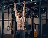 懸垂で腹筋を鍛えるトレーニング方法。お腹の筋肉を引き締める効果的な筋トレメニュー