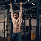 懸垂で腹筋を鍛えるトレーニング方法｜お腹の筋肉を引き締める効果的な筋トレメニュー