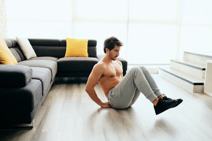 イスに座りながら腹筋トレーニング お腹を割る簡単な筋トレメニューとは Smartlog