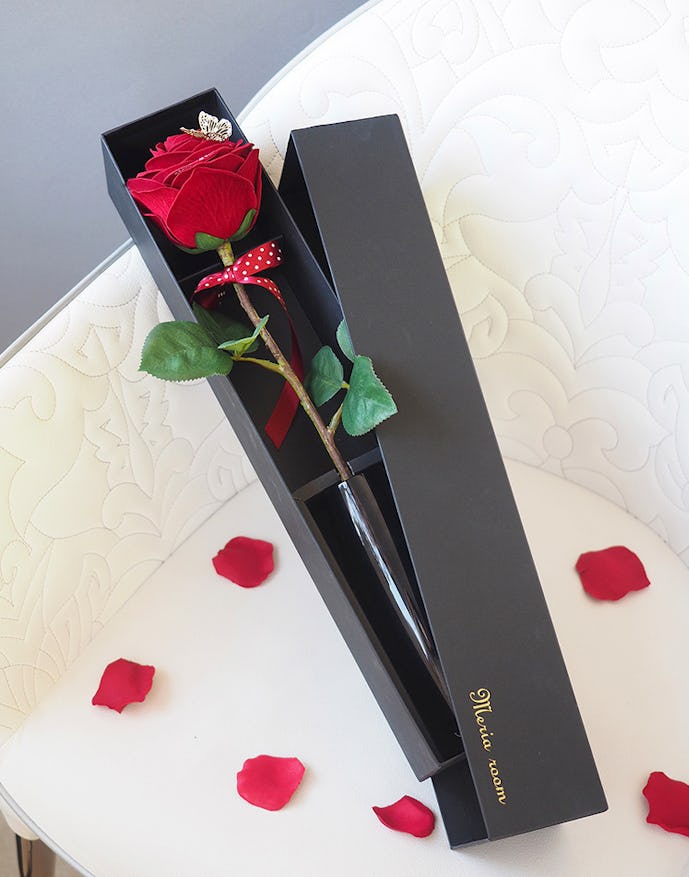 40代の妻が喜ぶ誕生日プレゼントは一輪の薔薇