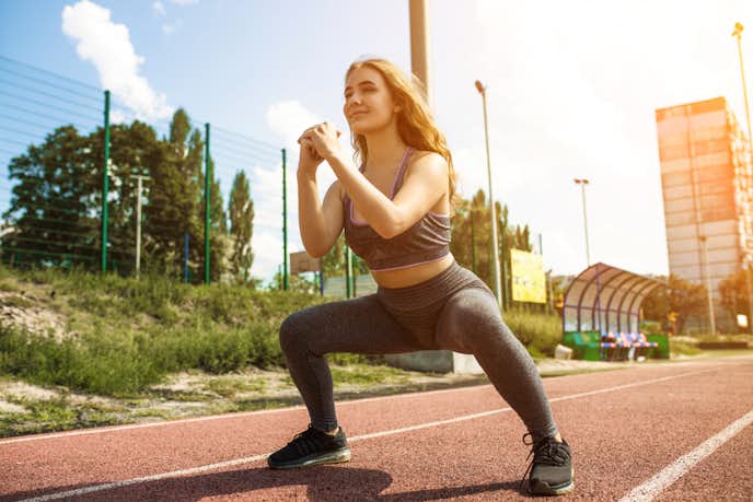 相撲スクワットの効果的なやり方 痩せるダイエットトレーニング方法を大公開 自重トレーニング大全 By Smartlog 相撲スクワットの効果的なやり方 痩せるダイエットトレーニング方法を大公開 自重トレーニング大全 By Smartlog